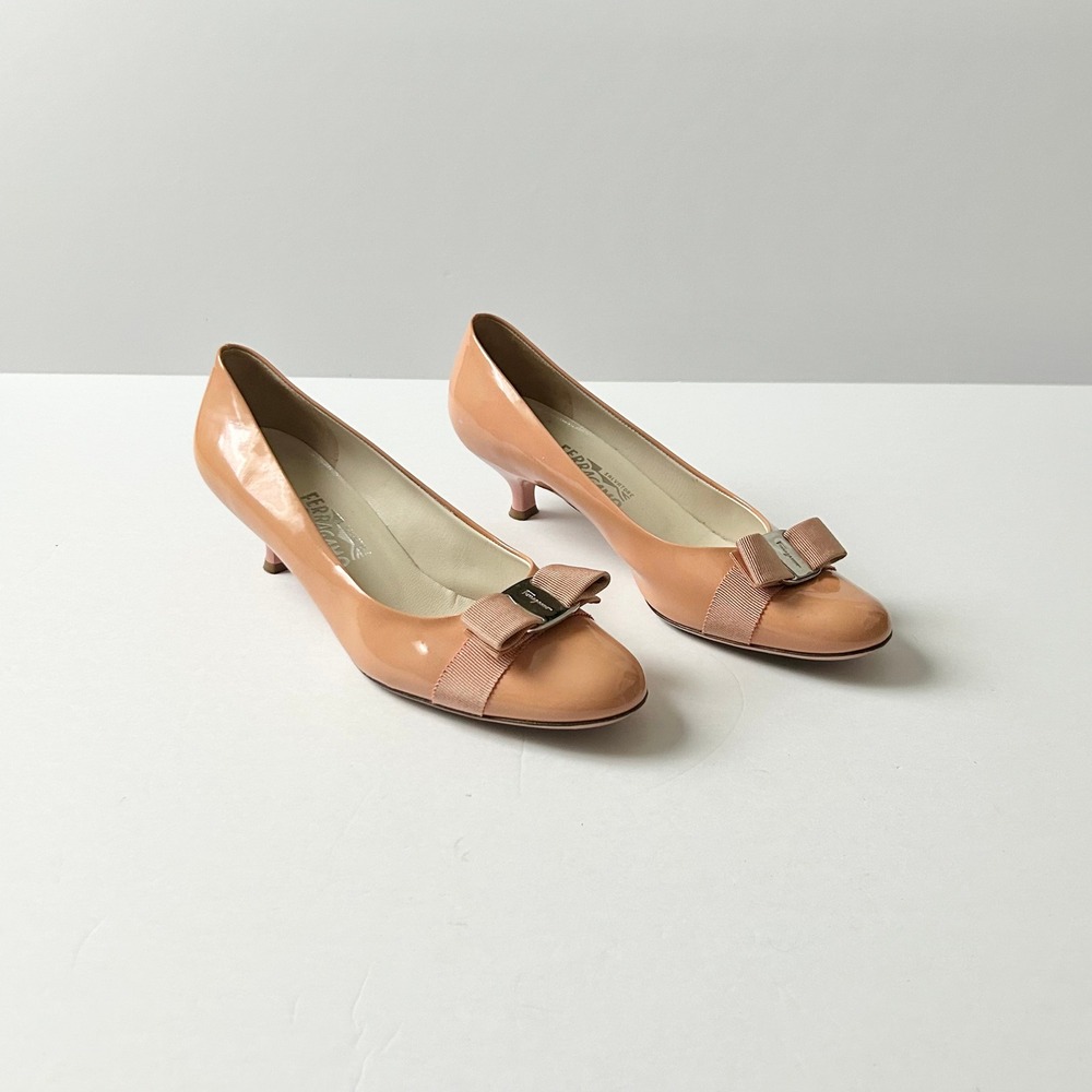 Salvatore Ferragamo Vara Peach Patent Leather Kitten Heel Pumps Size 10 Italy